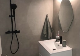 Microcement er en flot løsning, der kombinerer funktionalitet med æstetik på badeværelset.