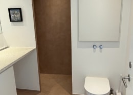 Microcementens tekstur giver en unik dybde og karakter til badeværelset. Lad os gøre dit badeværelse pænt og flot.
