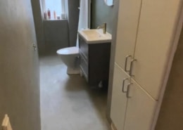 Den flotte overflade af microcement gør ethvert badeværelse eller vådrum flot og æstetisk.
