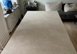 Vi påfører også microcement på bordplader. Ideelt for dig, der ønsker et stilrent, nordisk look. Ring til os i dag og hør mere.