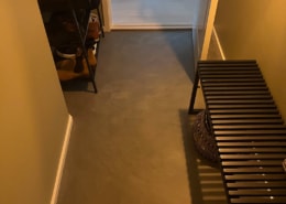 Microcement ser godt ud i alle rum - selv i entréen. Få dit nye New Yorker Gulv i dag. Kontakt os nu.
